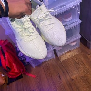 Yeezy 350 butter size 9.5